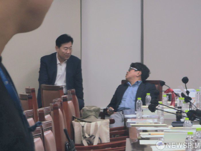 [세종=뉴스핌] 양가희 기자 = 10일 정부세종청사에서 열린 최저임금위원회 제12차 전원회의에서 사용자위원 간사 류기정 경총 전무(왼쪽)와 공익위원 간사 권순원 숙명여대 교수(오른쪽)가 오후 10시 19분경 대화하고 있다. 앞서 오후 8시 32분경 민주노총 퇴장 직후 한국노총과 경영계는 오후 8시 37분과 오후 9시 6분경 차례대로 9차, 10차 수정안을 제출한 뒤 2시간 가까이 정회했다. 2025.07.10 sheep@newspim.com