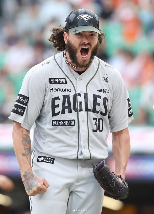[서울=뉴스핌] 장환수 스포츠전문기자= 한화 에이스 코디 폰세가 28일 인천에서 열린 SSG 드루 앤더슨과의 선발 맞대결에서 이닝을 마무리한 뒤 포효하고 있다. [사진=한화] 2025.06.28 zangpabo@newspim.com