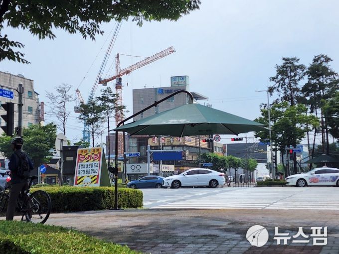 경기도 폭염주의보에 안양시 시내 횡단보도 앞에 설치된 그늘막 모습. [사진=뉴스핌 DB]
