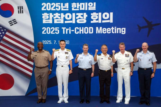 한미일 22차 합참의장회의(Tri-CHOD)가 11일 서울 용산 합동참모본부 청사에서 열렸다. 회의에 참석한 김명수(왼쪽 두번째) 한국 합참의장, 댄 케인(세번째) 미국 합참의장, 요시다 요시히데(네번째) 일본 통합막료장, 새뮤얼 퍼파로(다섯번째) 인도·태평양사령관, 제이비어 브런슨(첫번째) 주한미군사령관, 스티븐 조스트(여섯번째) 주일미군사령관이 기념사진을 찍고 있다. [사진=합참]