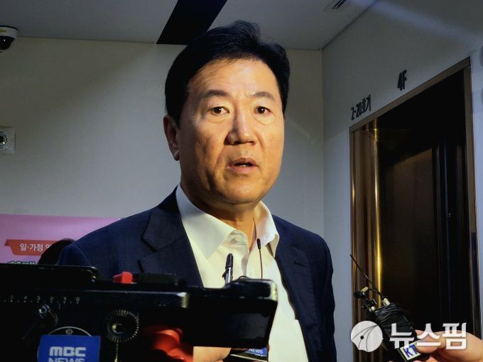 [세종=뉴스핌] 양가희 기자 = 류기정 경총 전무가 10일 정부세종청사에서 열린 최저임금위원회 제12차 전원회의를 마치고 기자들과 만나 이번 최저임금 노사 합의에 대해 발언하고 있다. 2025.07.11 sheep@newspim.com