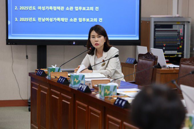 한숙경 의원(더불어민주당, 순천7)이 11일 보건복지환경위원회 여성가족정책관 소관 업무보고에서 질의하고 있다. [사진=전남도의회] 2025.07.11 ej7648@newspim.com