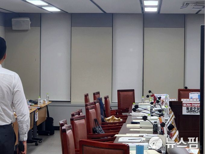 [세종=뉴스핌] 양가희 기자 = 10일 정부세종청사에서 열린 최저임금위원회 제12차 전원회의가 정회 중인 가운데 위원들의 자리가 비어있는 모습. 2025.07.10 sheep@newspim.com