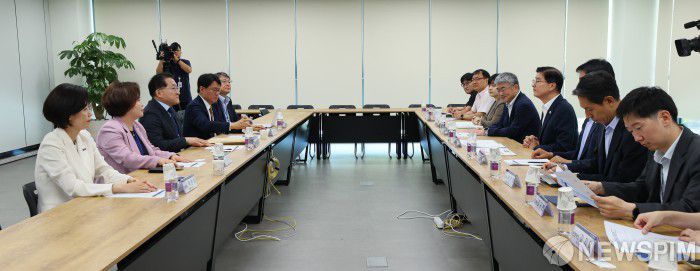 [서울=뉴스핌] 이해식 국정기획위원회 정치행정분과장이  11일 오전 서울 종로구 국정기획위원회에서 열린 국정기획위원회 정치행정분과 - 조국혁신당 검찰개혁 간담회에서 발언하고 있다.[사진=국정기획위원회] 2025.07.11 photo@newspim.com