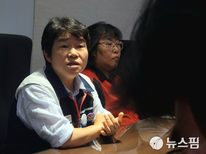 [세종=뉴스핌] 양가희 기자 = 이미선 민주노총 부위원장(왼쪽)이 10일 최저임금위원회 제12차 전원회의 퇴장 직후 세종청사 고용노동부 기자실에서 기자들과 만나 퇴장 결정 배경을 설명하고 있다. 오른쪽은 다른 근로자위원인 전지현 전국돌봄서비스노동조합 위원장. 2025.07.10 sheep@newspim.com