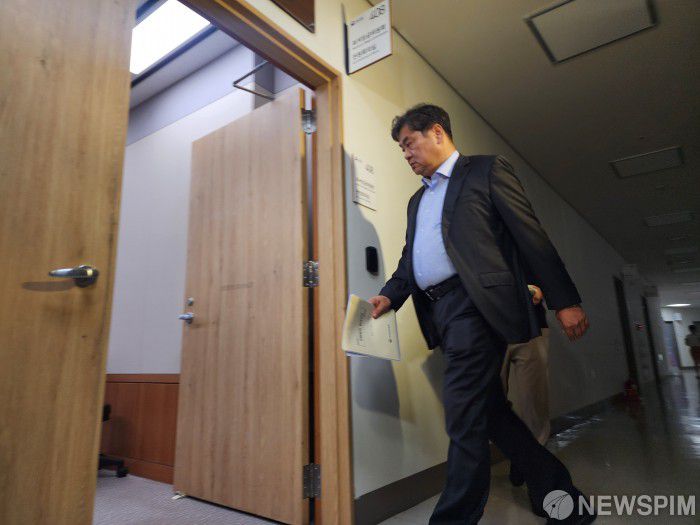 [세종=뉴스핌] 양가희 기자 = 이인재 최저임금위원장이 10일 오후 11시 14분경 약 2시간 동안의 정회를 마치고 내년도 최저임금 노사 합의 결정 공표를 위해 정부세종청사에서 열린 최저임금위원회 제12차 전원회의에 입장하고 있다. 2025.07.11 sheep@newspim.com