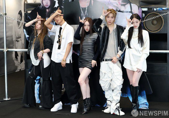 [서울=뉴스핌] 정일구 기자 = 신인 혼성 그룹 올데이 프로젝트(ALLDAY PROJECT) 베일리, 타잔, 영서, 우찬, 애니가 23일 오후 서울 강남구 일상비일상의틈byU+에서 열린 데뷔 기념 팝업 스토어 포토콜 행사에서 포즈를 취하고 있다. 정유경 신세계 회장의 장녀 애니(본명 문서윤)가 멤버로 포함돼 화제를 모은 '올데이 프로젝트는 이날 오후 6시 싱글 '페이머스(FAMOUS)'로 정식 데뷔한다. 2025.06.23 mironj19@newspim.com