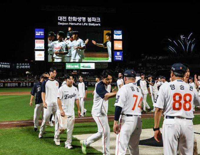 [서울=뉴스핌] 지난 8일 대전 KIA전에서 한화가 4연승을 기록한 뒤 선수들이 하이파이브 하고 있다. [사진 = 한화] 2025.07.08 wcn05002@newspim.com