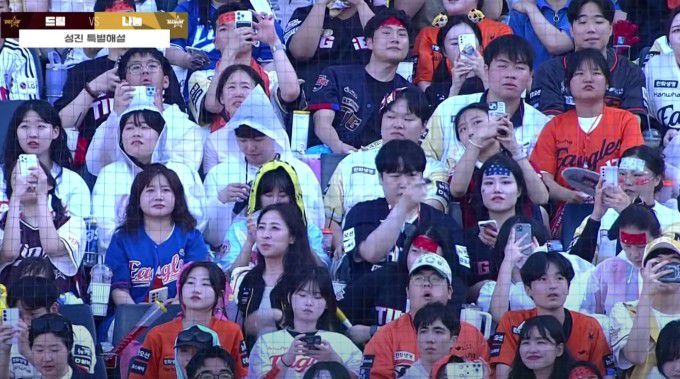 12일 대전 한화생명 이글스파크에서 열린 KBO 올스타전을 찾은 야구팬. [사진=KBO 유튜브 채널 캡처]