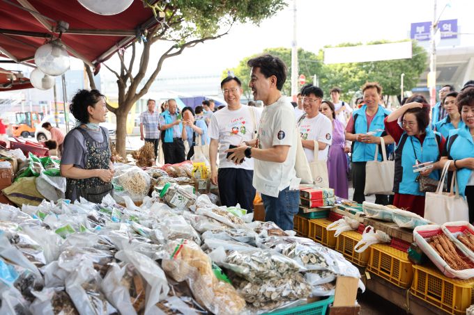 강원 방문의 해 부산 홍보활동에 나선 김진태 강원도지사.[사진=강원특별자치도] 2025.07.12 onemoregive@newspim.com