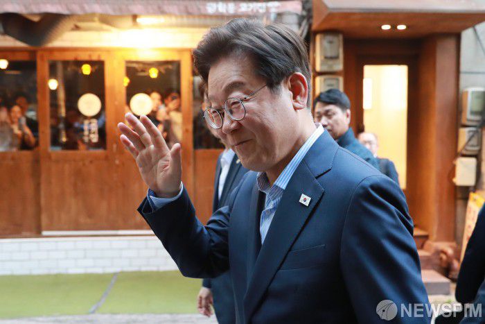 [서울=뉴스핌] 이형석 기자 = 이재명 대통령이 11일 오후 서울 종로구의 한 음식점에서 식사를 하기 위해 이동하고 있다. 이 대통령은 이날 SNS를 통해 서울 시내 한 음식점에서 깜짝 외식 행사를 예고했다. '민생회복 소비쿠폰' 지급에 앞서, 대통령이 직접 외부 식당을 찾아 저녁 식사를 하는 모습을 공개하며 민생 회복 메시지를 전하려는 취지다. 2025.07.11 leehs@newspim.com