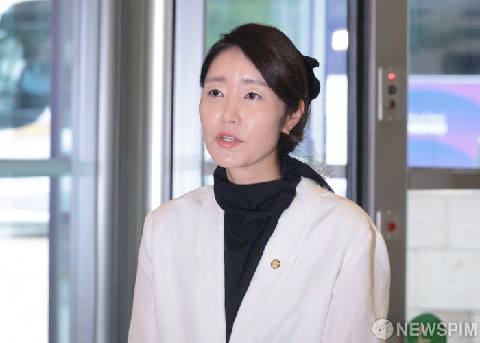 [서울=뉴스핌] 이길동 기자 =강선우 여성가족부 장관 후보자가 26일 서울 종로구 수송동에 마련된  마련된 인사청문회 준비 사무실로 출근하며 인사를 하고 있다. 2025.06.26 gdlee@newspim.com