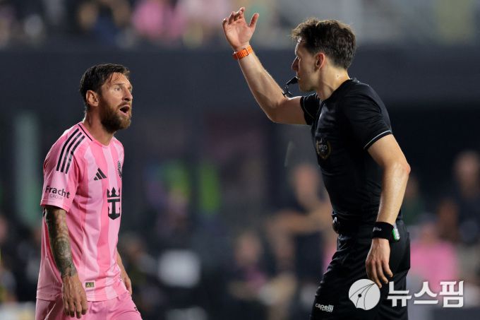 [포트 로더데일 로이터=뉴스핌] 장환수 스포츠전문기자= 인터 마이애미 리오넬 메시가 13일 내슈빌 SC와 홈경기에서 후반 주심의 판정에 불만을 표출하고 있다. 2025.07.13 zangpabo@newspim.com