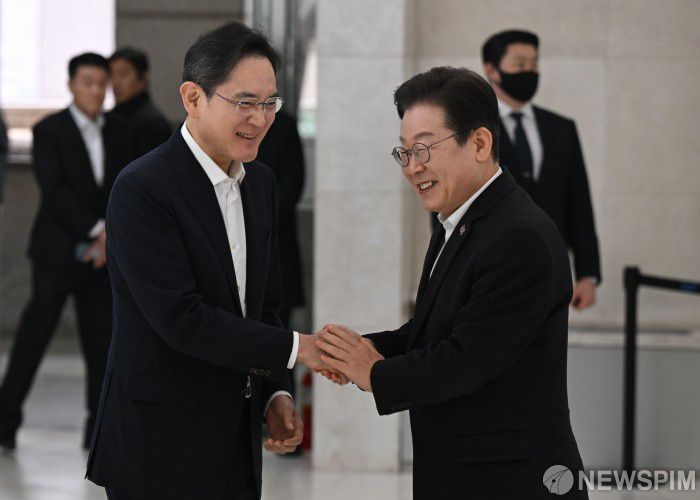 이재명 대통령(오른쪽)을 만난 이재용 삼성전자 회장 [사진=뉴스핌DB]