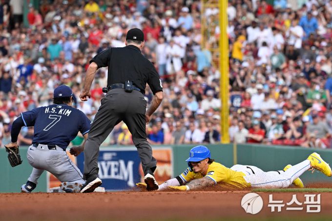 [보스턴 로이터=뉴스핌] 장환수 스포츠전문기자= 탬파베이 2루수 김하성(왼쪽)이 13일 보스턴 방문경기에서 6회 제이런 듀란의 2루타 때 커버 플레이를 하고 있다. 2025.07.13 zangpabo@newspim.com