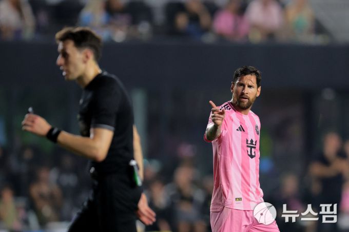 [포트 로더데일 로이터=뉴스핌] 장환수 스포츠전문기자= 인터 마이애미 리오넬 메시가 13일 내슈빌 SC와 홈경기에서 심판 판정과 관련한 불만을 터뜨린 뒤 손가락질을 하고 있다. 2025.07.13 zangpabo@newspim.com