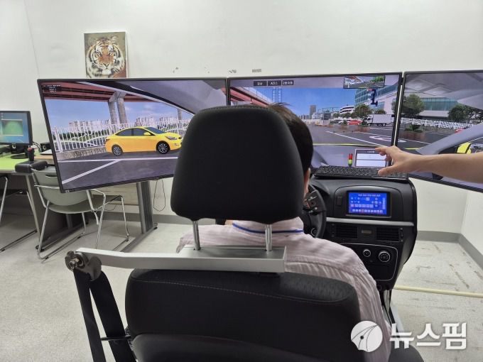 [서울=뉴스핌] 정영희 기자 = 국립교통재활병원 내 운전재활 프로그램 시연 모습. 2025.07.11 chulsoofriend@newspim.com