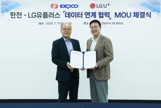 박종운 한국전력공사 ICT기획처장(왼쪽)과 임장혁 LG유플러스 기업고객그룹장. [사진=LG유플러스]