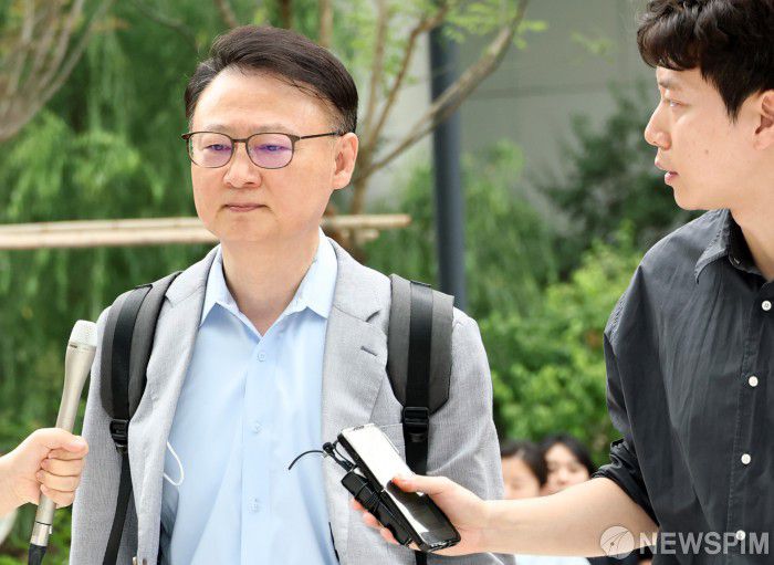 [서울=뉴스핌] 최지환 기자 = 김건희 여사 의혹을 수사하는 민중기 특별검사팀에 소환된 구세현 전 웰바이오텍 대표이사가 13일 오전 서울 종로구 민중기 특검 사무실에 출석하며 취재진의 질문을 받고 있다. 2025.07.13 choipix16@newspim.com