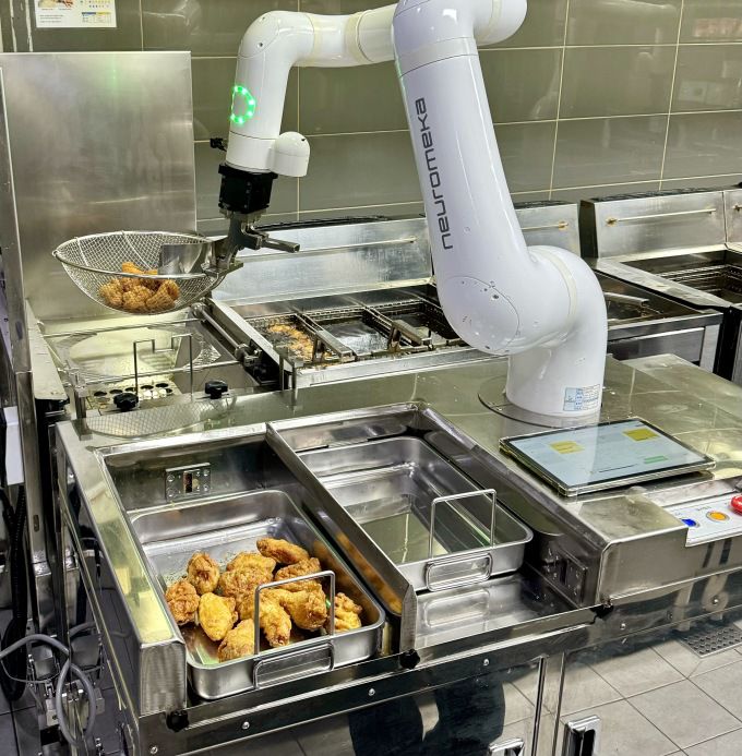 다산신도시1호점에 설치된 조리 로봇 [사진=교촌에프앤비]