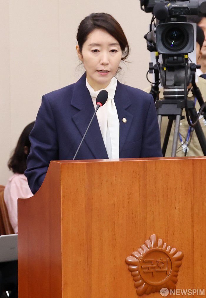 [서울=뉴스핌] 정일구 기자 = 강선우 여성가족부 장관 후보자가 14일 오전 서울 여의도 국회 여성가족위원회에서 열린 인사청문회에서 모두발언을 하고 있다. 2025.07.14 mironj19@newspim.com