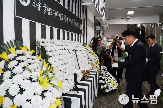 김영환 충북지사가 7일 청주시 임시청사에 마련된 오송지하차도 참사 2주기 시민분향소를 찾아 헌화하며 희생자들을 추모하고 있다.[사진=뉴스핌DB]