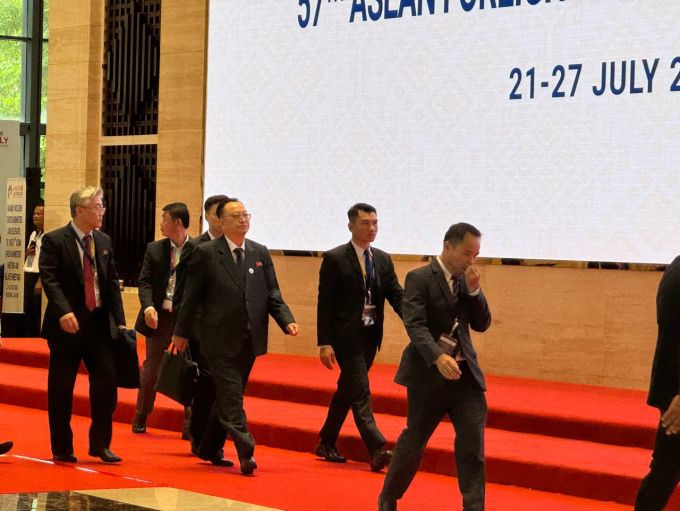 2024년 7월 27일 라오스 비엔티안에서 열리고 있는 아세안 관련 외교장관회의에 참석한 리영철 라오스 주재 북한대사(가운데)가 북한 대표단과 함께 아세안지역안보포럼(ARF) 회의장에 입장하고 있다. [사진=공동취재단] 2024.07.27