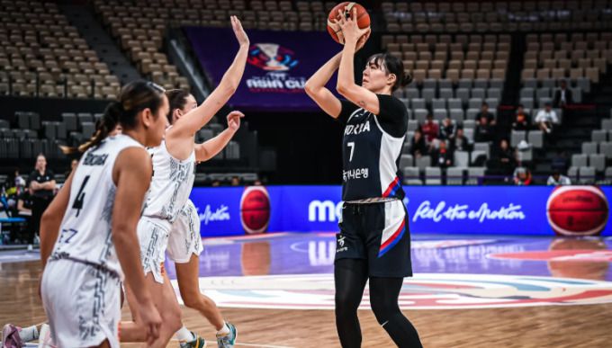 [서울=뉴스핌] 여자 농구 대표팀의 박지수(오른쪽)가 슈팅을 시도하고 있다. [사진 = FIBA] 2025.07.14 wcn05002@newspim.com