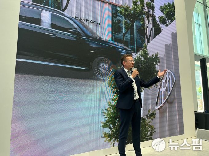 [서울=뉴스핌] 조수빈 기자 = 마티아스 가이젠 메르세데스-벤츠 그룹 AG 이사회 멤버 겸 마케팅·세일즈 총괄이 14일 서울시 강남구 압구정로에 위치한 마이바흐 브랜드센터 서울 오픈식에서 설명을 하고 있다. [사진=조수빈 기자] 2025.07.14 beans@newspim.com