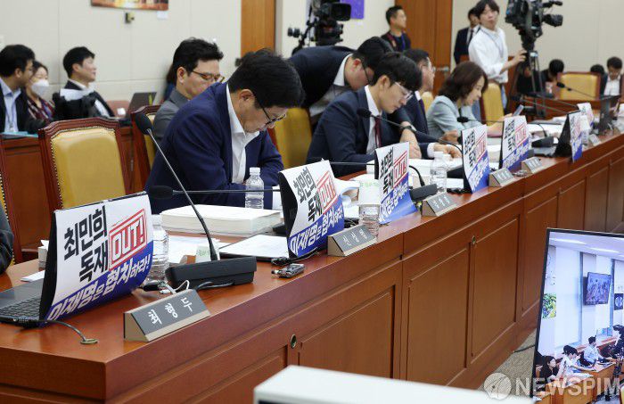 [서울=뉴스핌] 정일구 기자 = 14일 오전 서울 여의도 국회 과학기술정보방송통신위원회에서 열린 배경훈 과학기술정보통신부 장관 후보자 인사청문회가 산회한 가운데 국민의힘 의원석에 '최민희 독재 OUT' 피켓이 붙어 있다.  2025.07.14 mironj19@newspim.com