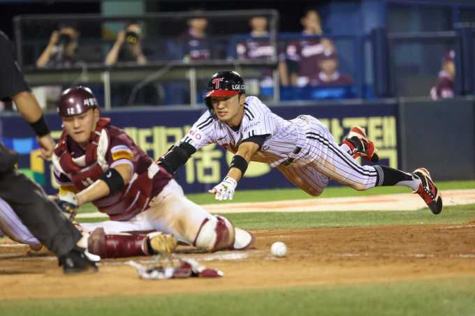 [서울=뉴스핌] LG 박해민이 지난 9일 잠실 키움전에서 7회 인사이드 더 파크 홈런을 위해 홈으로 슬라이딩 하고 있다. [사진 = LG] 2025.07.10 wcn05002@newspim.com