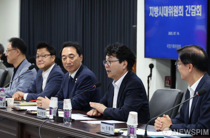 [서울=뉴스핌] 김학선 기자 = 이한주 국정기획위원장이 14일 서울 종로구 정부서울청사 창성동 별관에서 열린 국정기획위원회-지방시대위원회 간담회에서 환영사를 하고 있다. 2025.07.14 yooksa@newspim.com