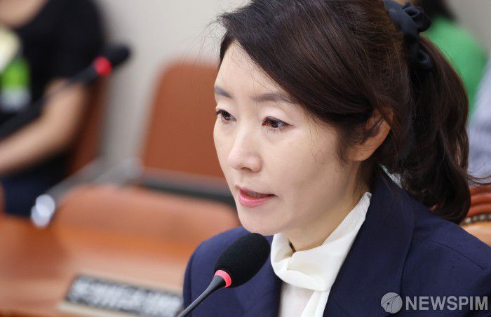 [서울=뉴스핌] 정일구 기자 = 강선우 여성가족부 장관 후보자가 14일 오전 서울 여의도 국회 여성가족위원회에서 열린 인사청문회에서 의원 질의에 답하고 있다. 2025.07.14 mironj19@newspim.com