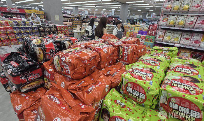 [서울=뉴스핌] 양윤모 기자 = 식품·유통업계가 물가 안정을 위해 라면·빵·김치등 가공식품의 '최대 반값' 할인 행사를 개최하는 가운데, 8일 오후 롯데마트 제타플렉스 서울역점을 찾은 소비자들이 쇼핑을 하고 있다. 2025.07.08 yym58@newspim.com