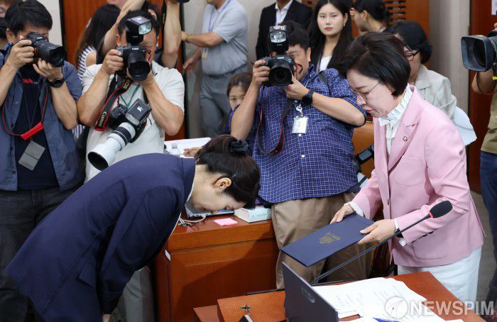 [서울=뉴스핌] 정일구 기자 = 강선우 여성가족부 장관 후보자가 14일 오전 서울 여의도 국회 여성가족위원회에서 열린 인사청문회에서 선서문을 이인선 위원장에게 전달한 뒤 인사하고 있다. 2025.07.14 mironj19@newspim.com