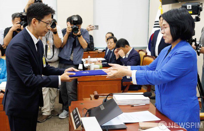 [서울=뉴스핌] 윤창빈 기자 = 배경훈 과학기술정보통신부 장관 후보자가 14일 오후 서울 여의도 국회 과학기술정보방송통신위원회 전체회의에서 열린 인사청문회에서 최민희 위원장에게 선서문을 전달하고 있다. 2025.07.14 pangbin@newspim.com