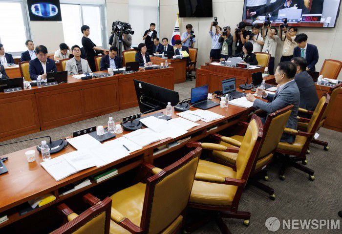 [서울=뉴스핌] 윤창빈 기자 = 7일 오후 서울 여의도 국회에서 열린 과학기술정보방송통신위원회 전체회의에서 더불어민주당 의원들이 방송3법(방송법·방송문화진흥회법·한국교육방송공사법 개정안) 이 가결되고 있는 가운데 국민의힘 의석이 비어 있다. 2025.07.07 pangbin@newspim.com