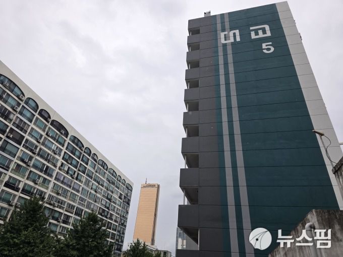 [서울=뉴스핌] 송현도 기자 = 서울 영등포구 여의도동에 1975년 준공한 여의도대교아파트는 총 12층, 4개 동, 576가구 규모다. 단지는 재건축 사업을 통해 총 3만3418㎡ 부지에 지하 5층~지상 49층의 초고층 4개 동, 총 912가구로 탈바꿈하는 것으로 계획돼 있다. 연면적은 22만1951㎡, 건폐율 29%, 용적률 470%, 최고 높이 180m로 건축될 예정이다. 2025.07.14 dosong@newspim.com