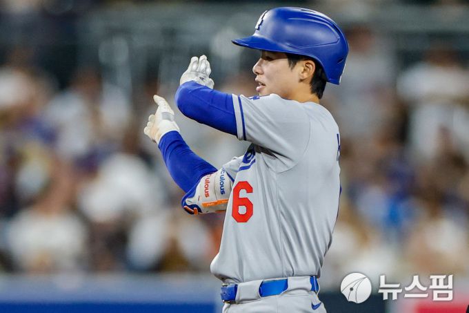 [샌디에이고 로이터=뉴스핌] 김혜성(LA 다저스)이 5회초 상대 마쓰이 유키(샌디에이고)를 상대로 동점 적시 2루타를 기록한 뒤 세리머니 하고 있다. = 2025.06.10 wcn05002@newspim.com