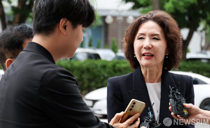 [서울=뉴스핌] 최지환 기자 = 이진숙 사회부총리 겸 교육부 장관 후보자가 30일 오전 서울 영등포구 한국교육시설안전원에 마련된 인사청문회 준비 사무실로 출근하며 취재진 질문에 답변하고 있다. 2025.06.30 choipix16@newspim.com