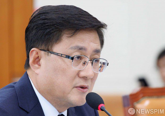 [서울=뉴스핌] 윤창빈 기자 = 김성환 환경부 장관 후보자가 15일 오후 서울 여의도 국회 환경노동위원회 전체회의에서 열린 인사청문회에서 의원 질의에 답변하고 있다. 2025.07.15 pangbin@newspim.com