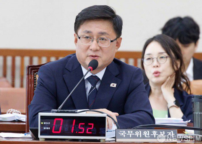 [서울=뉴스핌] 윤창빈 기자 = 김성환 환경부 장관 후보자가 15일 오후 서울 여의도 국회 환경노동위원회 전체회의에서 열린 인사청문회에서 의원 질의에 답변하고 있다. 2025.07.15 pangbin@newspim.com