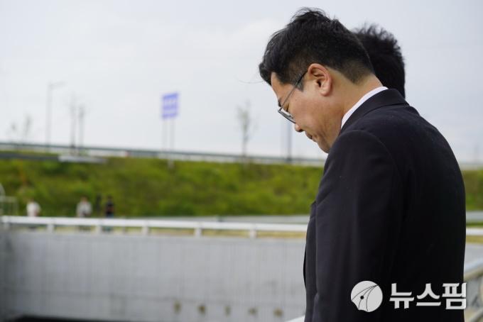[서울=뉴스핌] 박찬제 기자 = 더불어민주당 8·2 전당대회 당대표 선거에 출마한 박찬대 후보가 지난 14일 오송 지하차도 참사 현장인 충북 청주시 궁평2지하차도에 들러 희생자들의 넋을 기리고 있다. [사진=박찬대 캠프 제공] 2025.07.15 pcjay@newspim.com