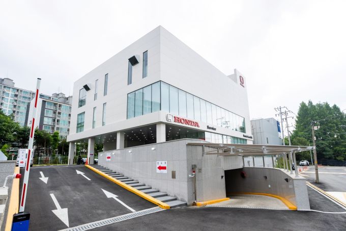 혼다코리아는 고객 만족도 및 서비스 품질 향상을 위해 혼다 자동차 일산 서비스센터를 신축 및 확장 이전하고 오픈했다고 15일 밝혔다. [사진=혼다코리아]