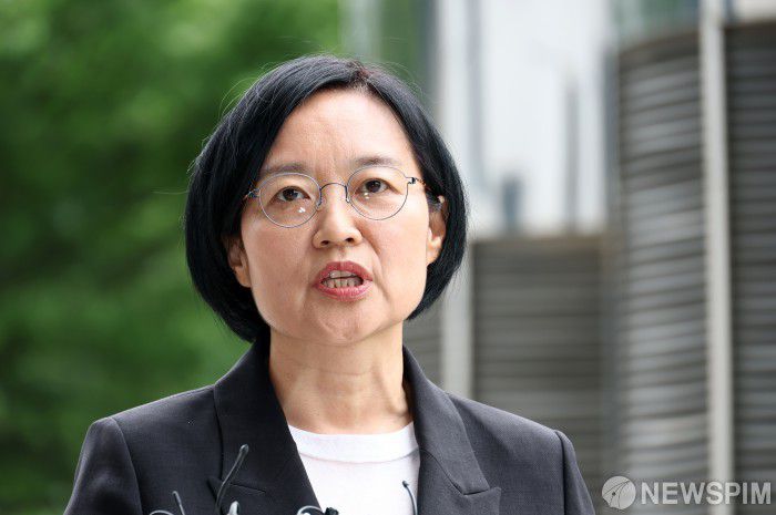 [서울=뉴스핌] 최지환 기자 = 한성숙 중소벤처기업부 장관 후보자가 24일 오전 서울 영등포구 중소기업기술정보진흥원 수도권평가실에 마련된 인사청문회 준비 사무실로 출근하며 취재진 질문에 답변하고 있다. 2025.06.24 choipix16@newspim.com