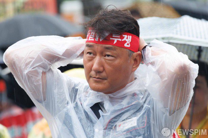 [서울=뉴스핌] 윤창빈 기자 = 양경수 전국민주노동조합총연맹(민주노총) 위원장이 16일 오후 서울 여의도 국회의사당역 앞에서 열린 노조법 2·3조 즉각 개정! 윤석열 정권 반노동정책 즉각 폐기! 노정교섭 쟁취! 민주노총 총파업 대회에서 머리띠를 두르고 있다. 2025.07.16 pangbin@newspim.com