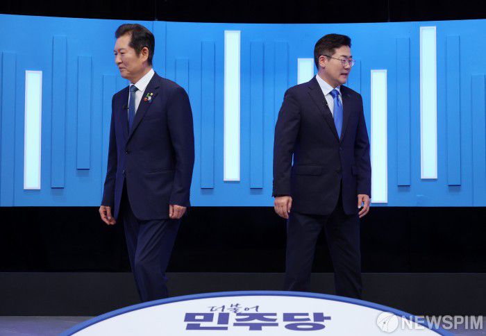 [서울=뉴스핌] 국회사진기자단 = 정청래, 박찬대 더불어민주당 당대표 후보가 16일 오후 서울 양천구 목동 SBS에서 열린 TV토론회에 앞서 기념촬영을 마친 뒤 자리로 돌아가고 있다. 2025.07.16 photo@newspim.com