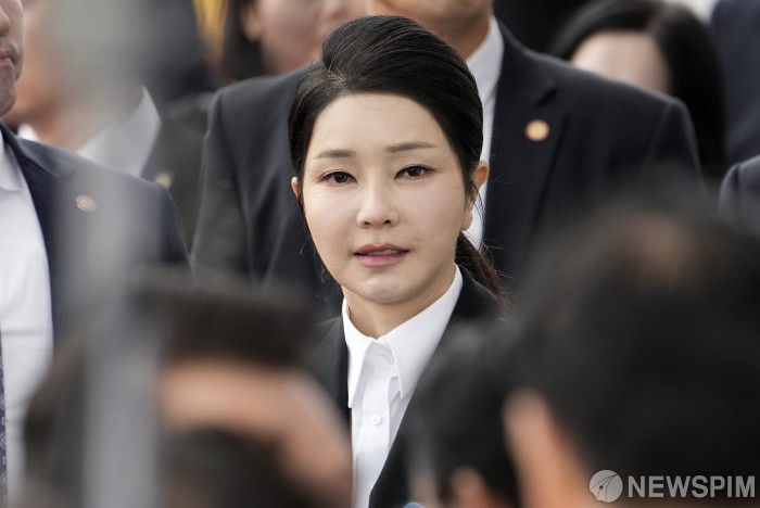 [성남=뉴스핌] 정일구 기자 = 윤석열 대통령 부인 김건희 여사가 1일 오전 경기 성남시 서울공항에서 열린 '건군 76주년 국군의 날 기념식'을 마친 뒤 행사장을 나서고 있다. 2024.10.01 mironj19@newspim.com