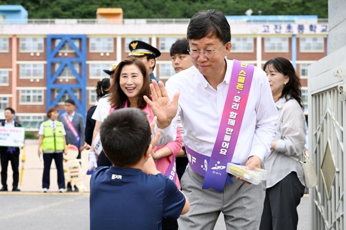 안산시는 지난 15일 고잔초등학교에서 어린이 교통사고 예방을 위한 '온(ON)-안산 릴레이' 캠페인을 진행했다. [사진=안산시]