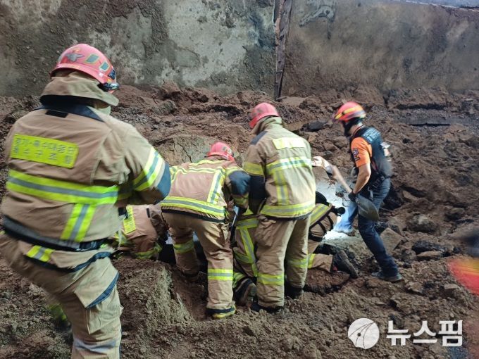 16일 저녁 경기 오산시 가장동 가장교차로 인근에서 옹벽이 붕괴되며 차량 2대가 매몰되는 사고가 발생했다. 이 사고로 매몰 차량 탑승자 중 1명이 숨진 것으로 추정된다. [사진=경기도소방재난본부]